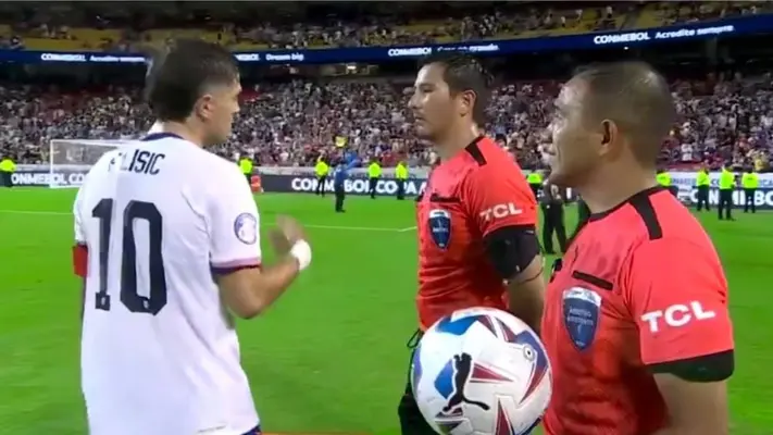 Árbitro niega saludo a Pulisic, pero porque este le dijo que fuera a festejar con los uruguayos