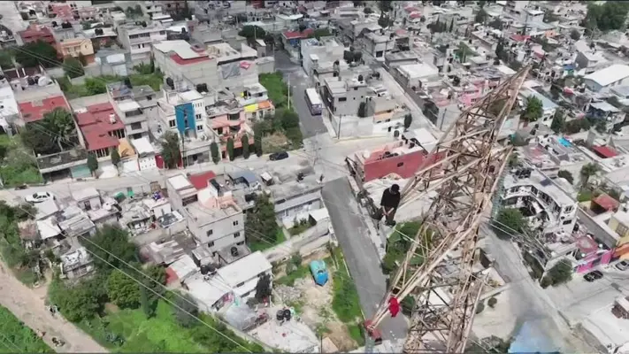 VIDEO: Joven intenta suicidarse en torre de alta tensión, pero policías de Atizapán logran rescatarlo