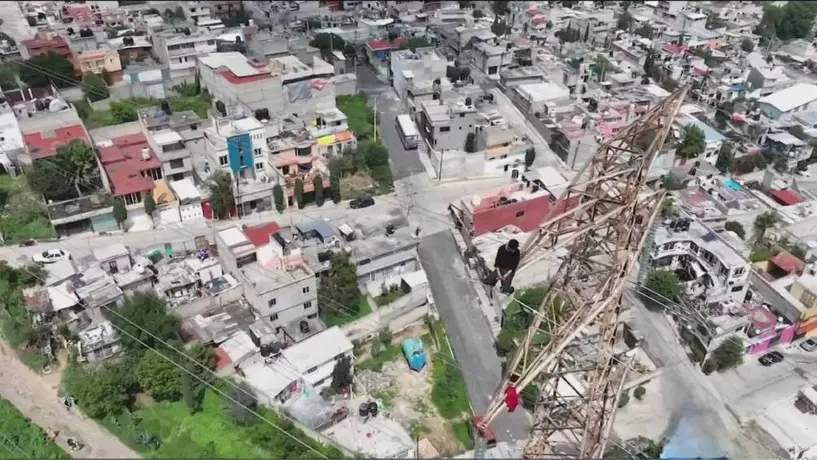 VIDEO: Joven intenta suicidarse en torre de alta tensión, pero policías de Atizapán logran rescatarlo