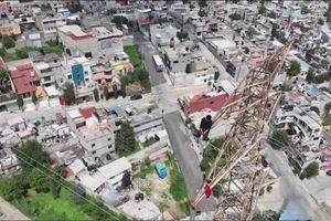 VIDEO: Joven intenta suicidarse en torre de alta tensión, pero policías de Atizapán logran rescatarlo