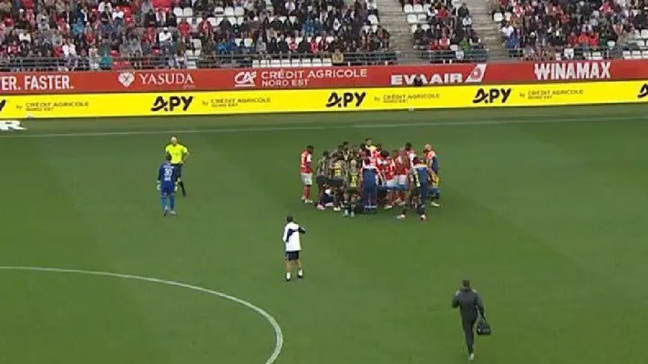 ¡Drama en Ligue 1! Angel Gomes recibe fuerte impacto y cae inconsciente al césped