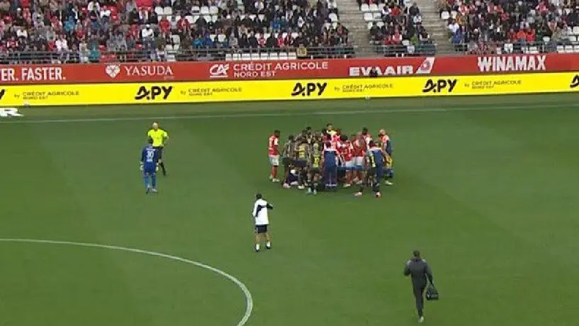 ¡Drama en Ligue 1! Angel Gomes recibe fuerte impacto y cae inconsciente al césped