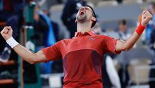 Novak Djokovic sufre ante Lorenzo Musetti pero avanza en Roland Garros