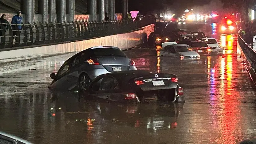VIDEO: Lluvias azotan a Naucalpan; quedan autos bajo el agua