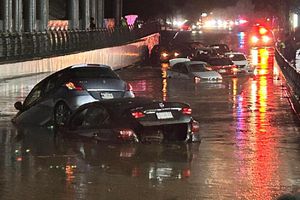 VIDEO: Lluvias azotan a Naucalpan; quedan autos bajo el agua