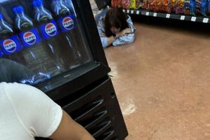 Se registran disparos dentro de un banco ubicado en el interior de un Walmart en la CDMX