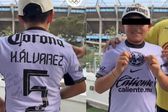 ¡Detallazo! Kevin Álvarez regaló jersey a aficionados que les tiraron su playera a la basura