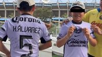 ¡Detallazo! Kevin Álvarez regaló jersey a aficionados que les tiraron su playera a la basura