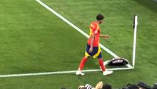 ¡Ignorado! Lamine Yamal menosprecia el sombrero del aficionado 'Caramelo'