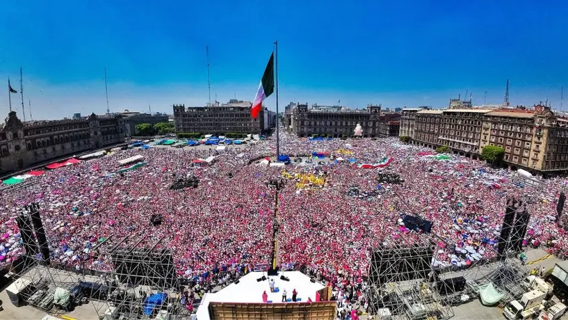Miembros de la CNTE y manifestantes de la ‘Marea Rosa‘ se enfrentaron en el Zócalo de la CDMX