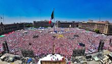 Miembros de la CNTE y manifestantes de la ‘Marea Rosa‘ se enfrentaron en el Zócalo de la CDMX