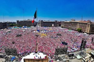 Miembros de la CNTE y manifestantes de la ‘Marea Rosa‘ se enfrentaron en el Zócalo de la CDMX