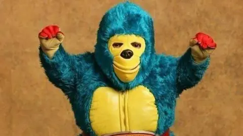 Kemonito sufre terrible caída en plena función de lucha libre en Durango