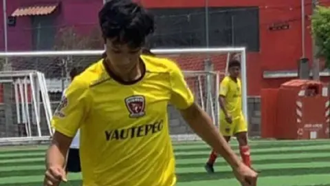 Futbolista de 16 años fallece tras ser alcanzado por un rayo en pleno partido