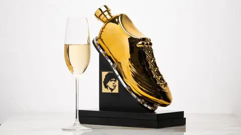 Tequila de Maradona será lanzado en Napoli; creadores buscaron otorgarle una botella a Riquelme
