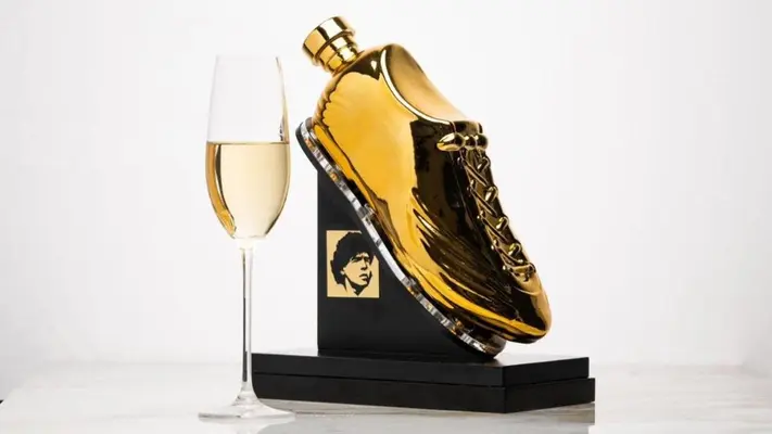 Tequila de Maradona será lanzado en Napoli; creadores buscaron otorgarle una botella a Riquelme