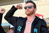 Canelo Álvarez golpea a aficionado para cumplirle un sueño