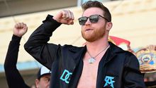 Canelo Álvarez golpea a aficionado para cumplirle un sueño