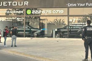 ¡Increíble! Roban llantas y dejan en tabiques autos de una agencia de Puebla