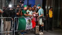Decenas de aficionados reciben al Tri en su llegada a Houston