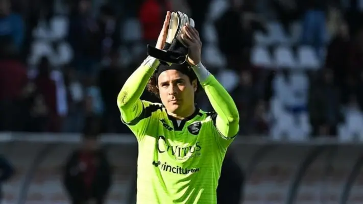 ¿Cuántas veces ha descendido Memo Ochoa a lo largo de su carrera?