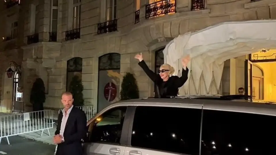 Lady Gaga canta afuera de su hotel de París después la ceremonia de apertura de los Juegos Olímpicos