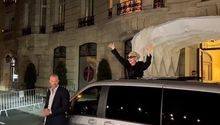 Lady Gaga canta afuera de su hotel de París después la ceremonia de apertura de los Juegos Olímpicos