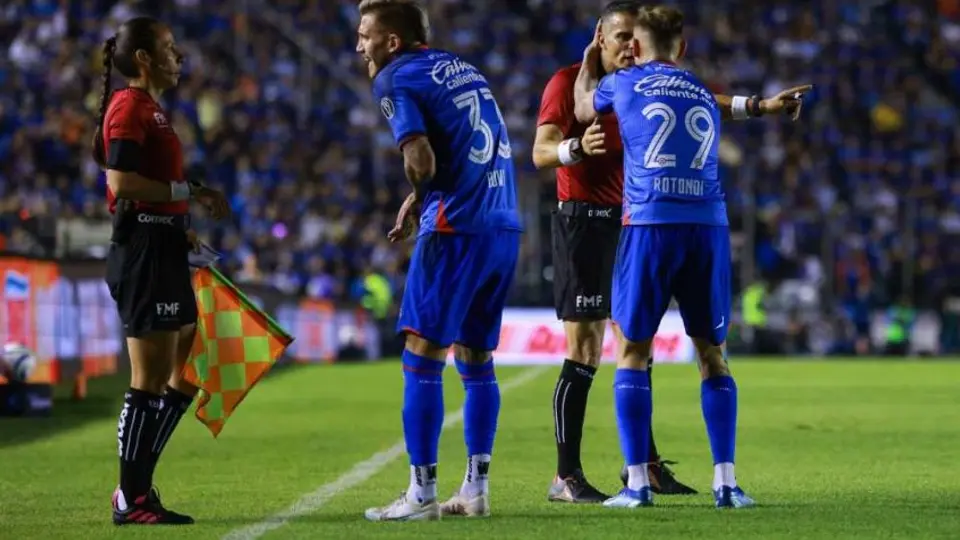 Jugadas en el Cruz Azul vs América, en la ida de la Final, desatan polémica