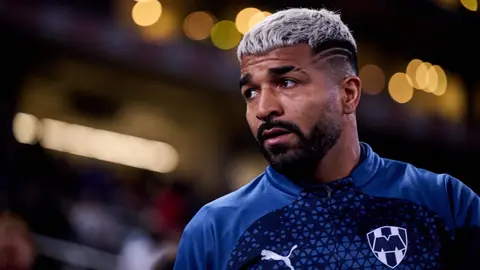 Rodrigo Aguirre se encara con aficionado de Rayados tras la eliminación de Monterrey