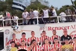 ¡Copa electrocutada! Tenso momento se vivió con los campeones en el futbol paraguayo