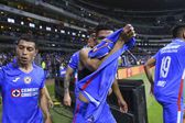 Besó el escudo de Cruz Azul | IMAGO7