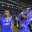 Besó el escudo de Cruz Azul | IMAGO7