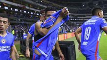 Besó el escudo de Cruz Azul | IMAGO7