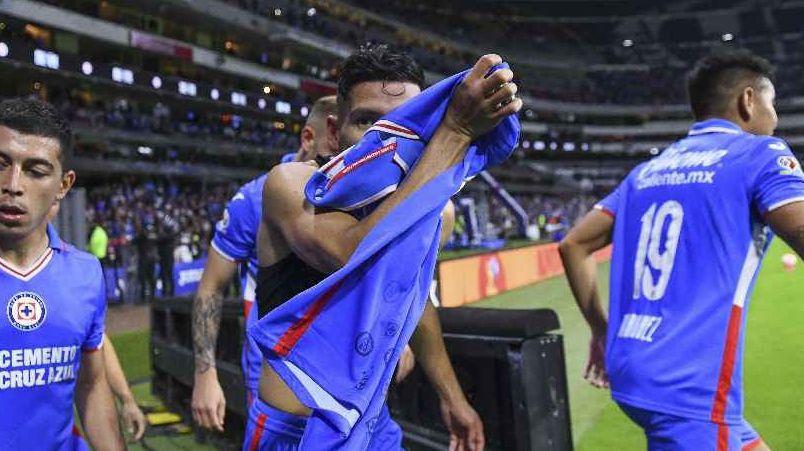 Besó el escudo de Cruz Azul | IMAGO7