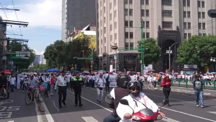 ¡Un caos! Manifestación del SNTE provoca cierres y afectaciones en el Centro de la Ciudad de México