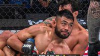 Peleador de UFC le baila a su rival; casi acaba desmayado y es derrotado