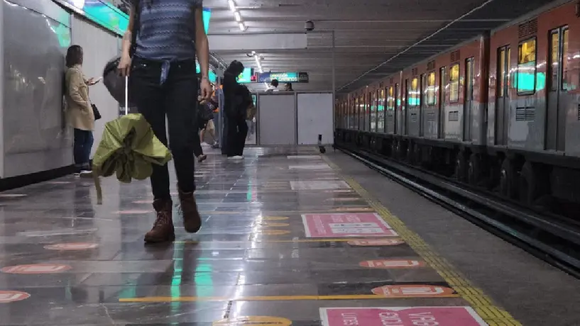 ¿Por qué no debes de entrar al Metro con paraguas? Esto te interesará
