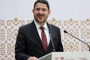 Claudia Sheinbaum anuncia a Martí Batres como próximo director del ISSSTE