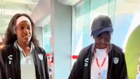 ¡Eléctricas! Pachuca Femenil realiza reto de toques en aeropuerto de Monterrey