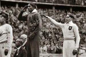 Dioses del Olimpo: Jesse Owens, atleta afroamericano que ganó cuatro medallas de oro en Berlín 1936
