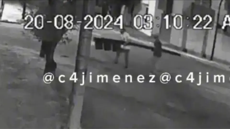 VIDEO: ¡Increíble! En el centro de Puebla, ¡roban un semáforo!