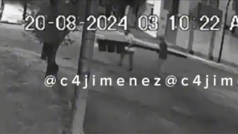 VIDEO: ¡Increíble! En el centro de Puebla, ¡roban un semáforo!