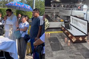 Recuerdan 3 años de la caída de la Línea 12 con misa, flores y… ¡un ataúd!