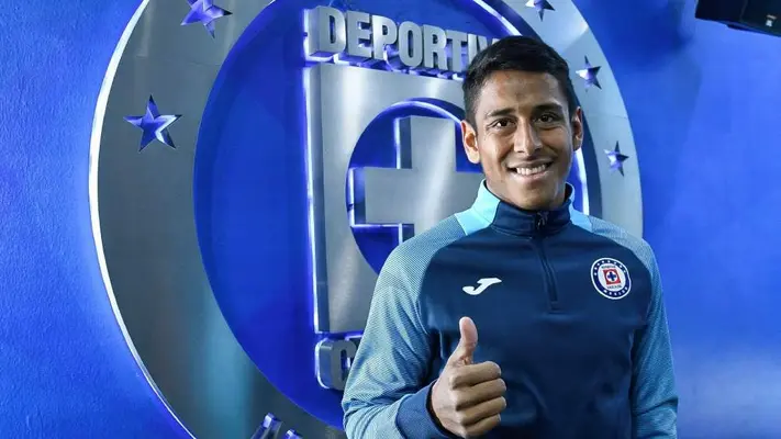 ¡Fiel a los colores! Luis Romo puso a sus hijos el jersey de Cruz Azul apenas llegó a CDMX