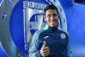 ¡Fiel a los colores! Luis Romo puso a sus hijos el jersey de Cruz Azul apenas llegó a CDMX