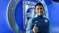 ¡Fiel a los colores! Luis Romo puso a sus hijos el jersey de Cruz Azul apenas llegó a CDMX