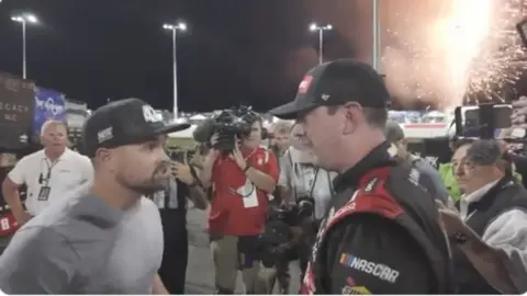 Ricky Stenhouse Jr. y Kyle Busch protagonizan pelea en el NASCAR All Star Race