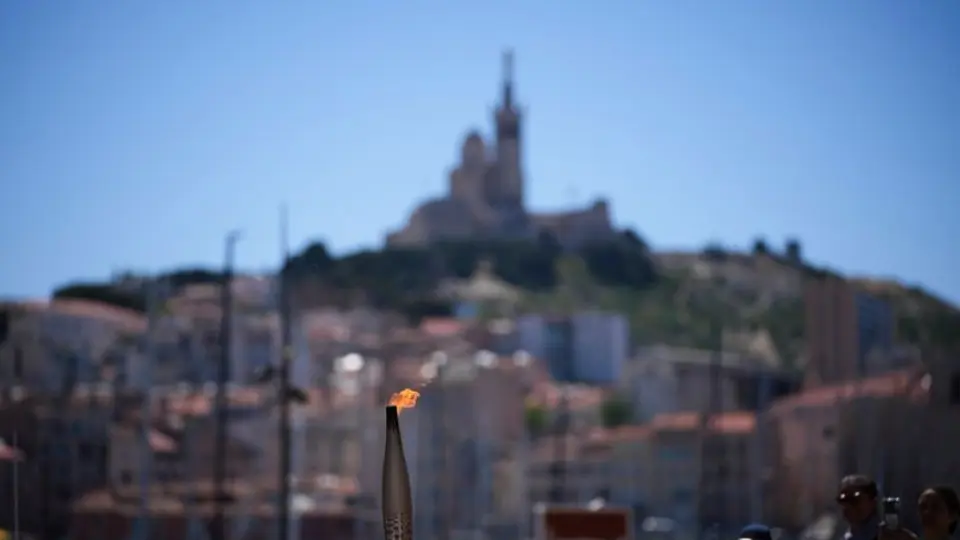 La llama olímpica de París 2024 ya llegó a territorio francés