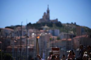 La llama olímpica de París 2024 ya llegó a territorio francés