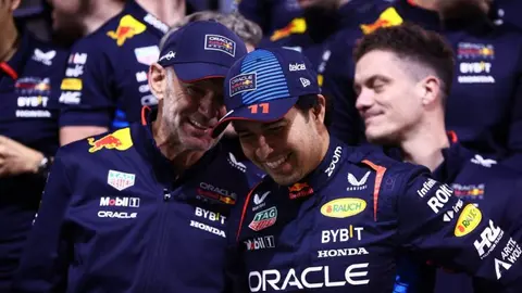 Checo Pérez 'adelanta' llegada de Adrian Newey a Ferrari